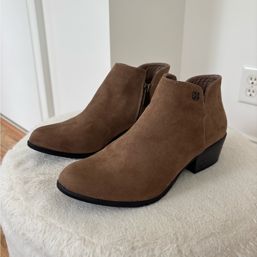 Daisy Fuentes taupe heeled ankle boots size 7M